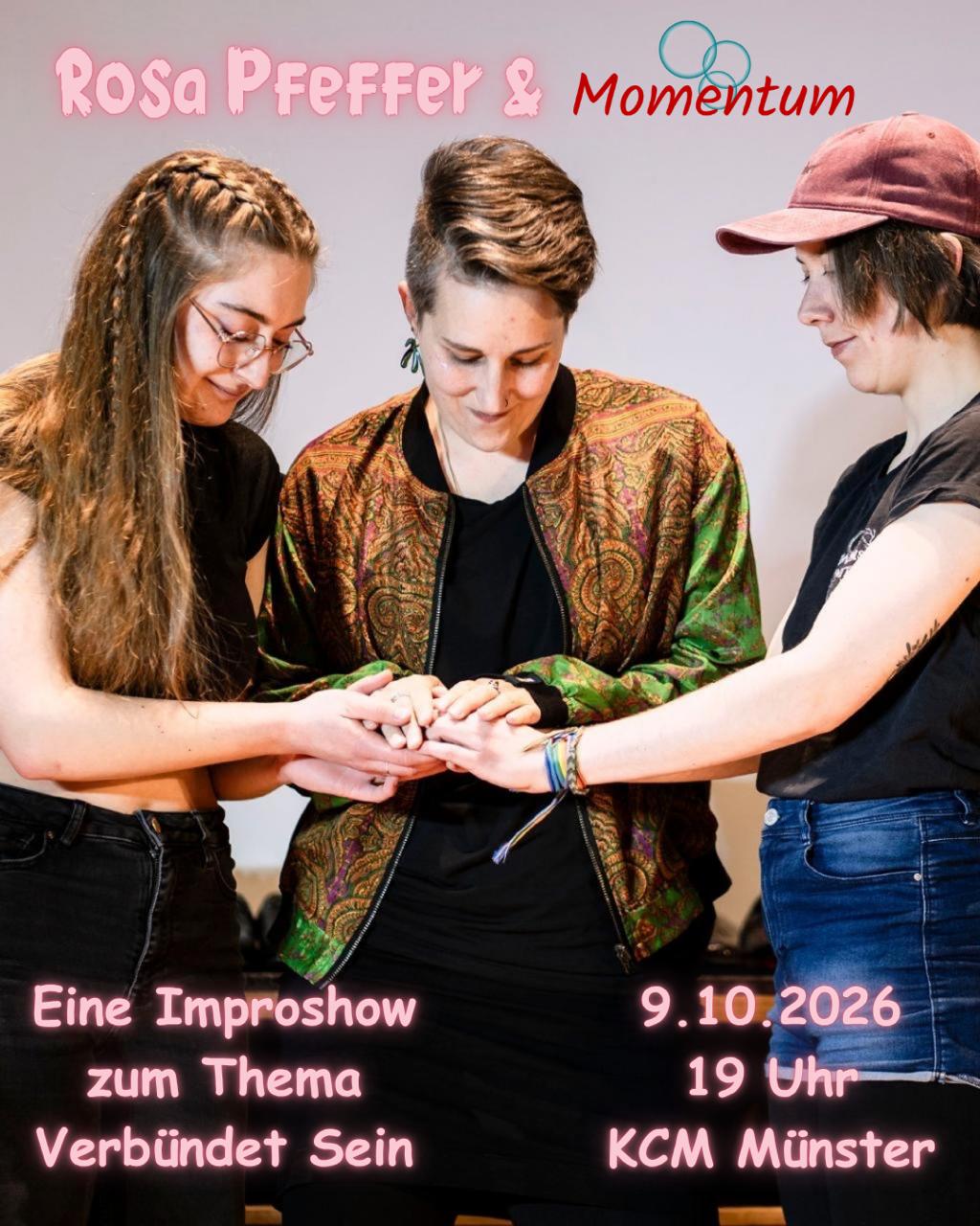 Drei Menschen halten ihre Hände